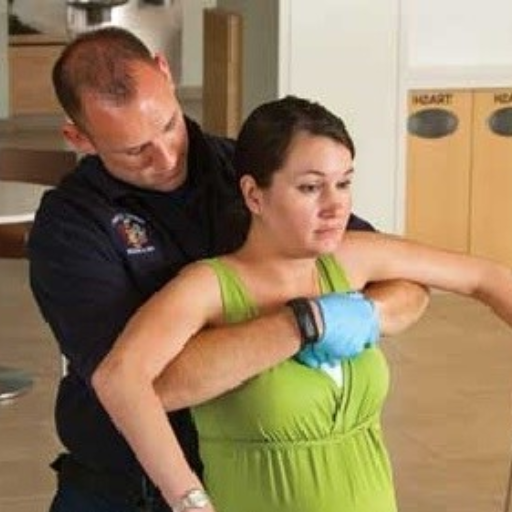 What are the emergency steps for choking in pregnant women?