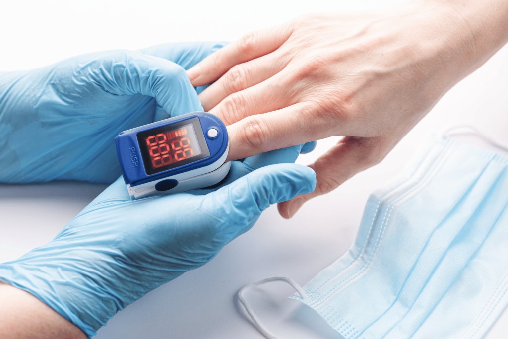 Pulse oximeter measuring oxygen saturation in blood and heart rate